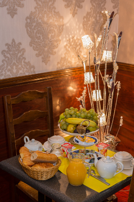 image d'un petit déjeuner à l'hôtel Henri 4 de Sully sur Loire